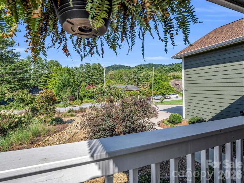 11 Pershing Road, Asheville, NC 28805.  MLS# CAR4370451, YatesRealty ID 21664. 