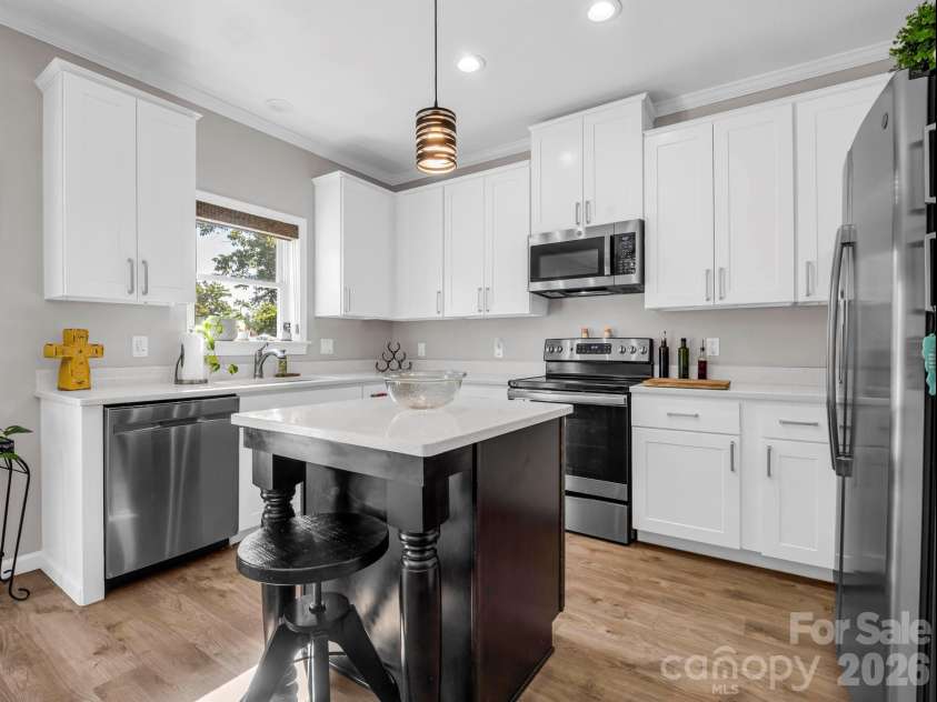 11 Pershing Road, Asheville, NC 28805.  MLS# CAR4370451, YatesRealty ID 21664. 