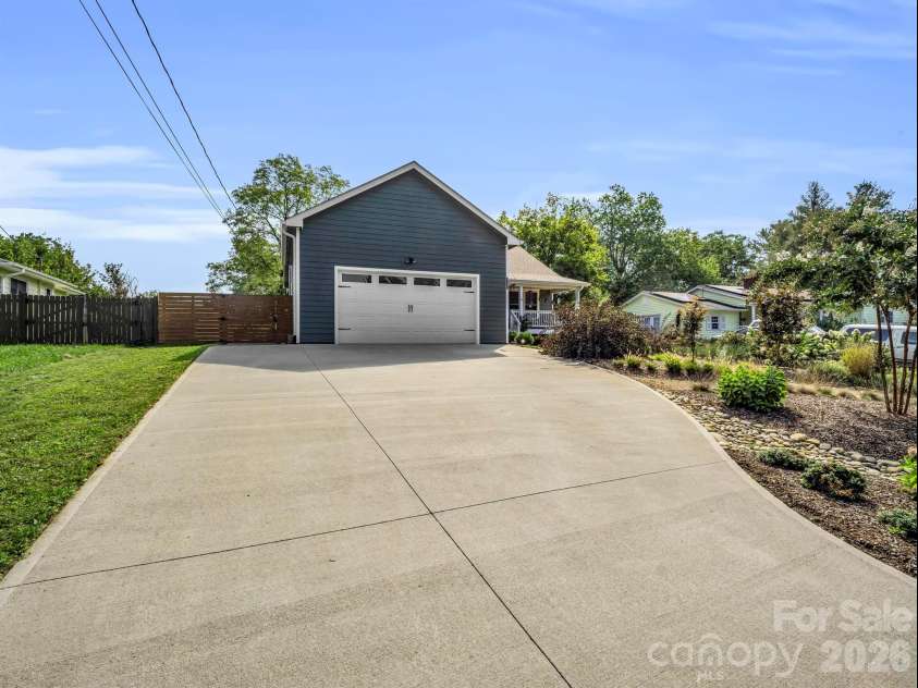 11 Pershing Road, Asheville, NC 28805.  MLS# CAR4370451, YatesRealty ID 21664. 