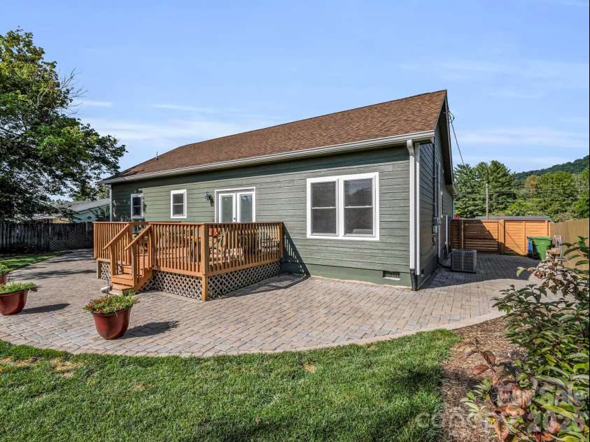 11 Pershing Road, Asheville, NC 28805.  MLS# CAR4370451, YatesRealty ID 21664. Large Paver Patio