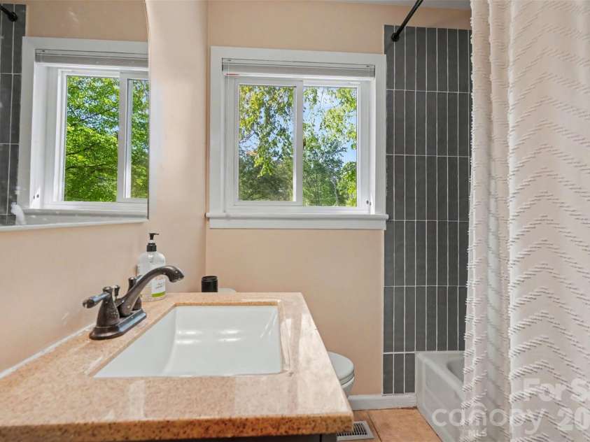 3942 Glenville Avenue, Charlotte, NC 28215.  MLS# CAR4371548, YatesRealty ID 21666. 
