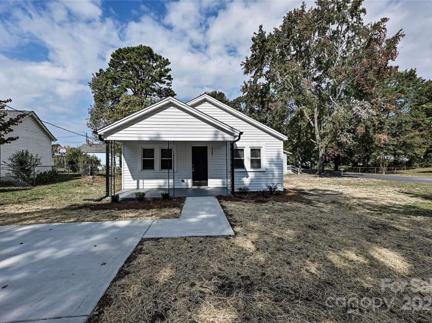 2207 Gardner Street, Gastonia, NC 28054.  MLS# CAR4274136, YatesRealty ID 21668. 