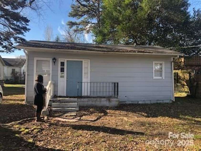 2207 Gardner Street, Gastonia, NC 28054.  MLS# CAR4274136, YatesRealty ID 21668. 