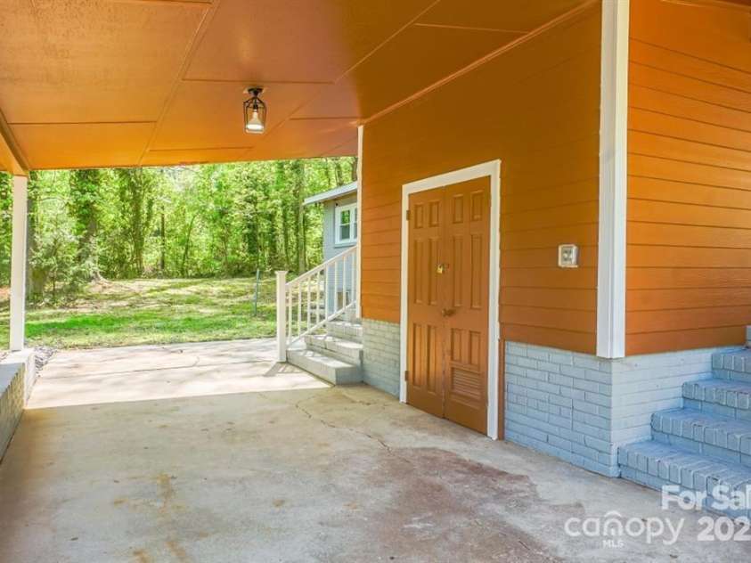 4524 Cinderella Road, Charlotte, NC 28213.  MLS# CAR4261131, YatesRealty ID 21671. 