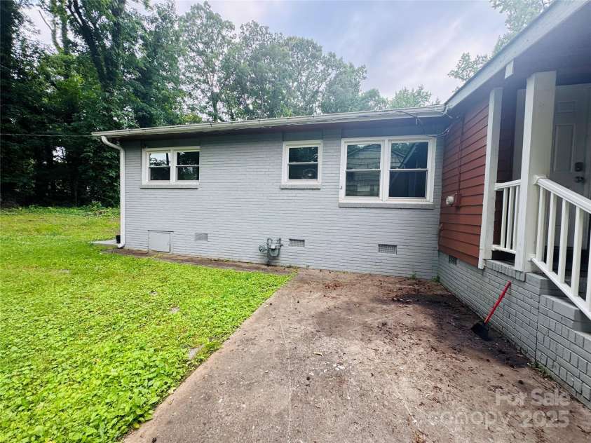 4524 Cinderella Road, Charlotte, NC 28213.  MLS# CAR4261131, YatesRealty ID 21671. 