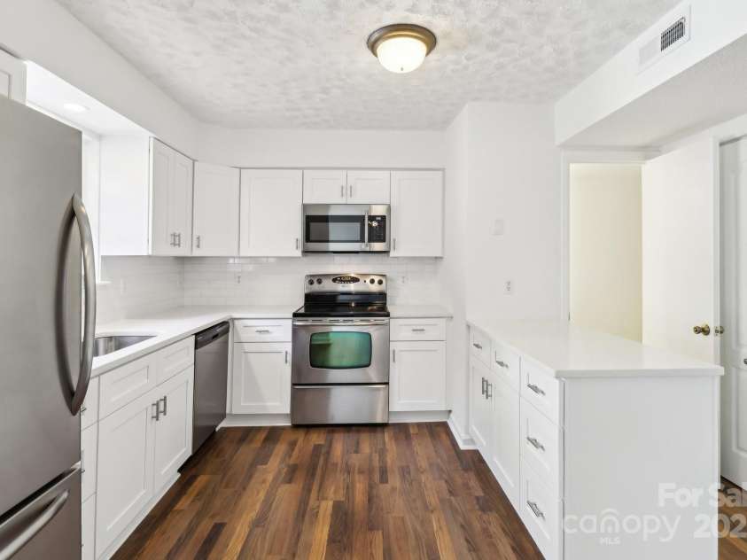 8510 Castle Pine Court, Charlotte, NC 28226.  MLS# CAR4310408, YatesRealty ID 21672. 