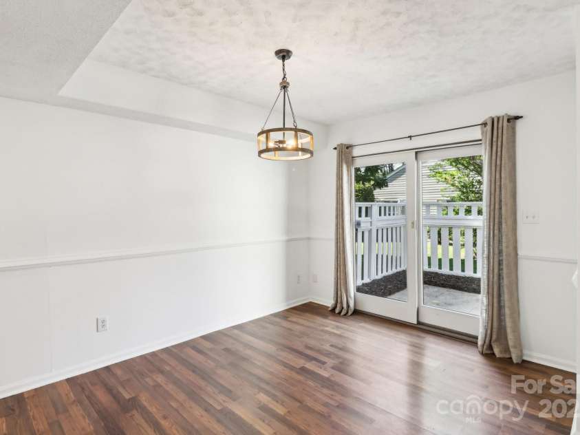 8510 Castle Pine Court, Charlotte, NC 28226.  MLS# CAR4310408, YatesRealty ID 21672. Breakfast area