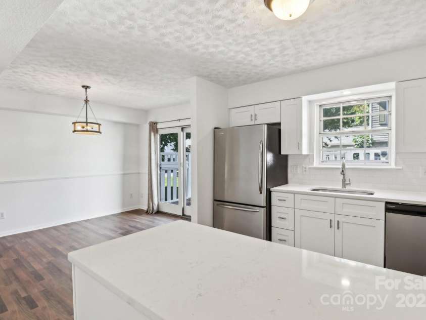 8510 Castle Pine Court, Charlotte, NC 28226.  MLS# CAR4310408, YatesRealty ID 21672. Kitchen