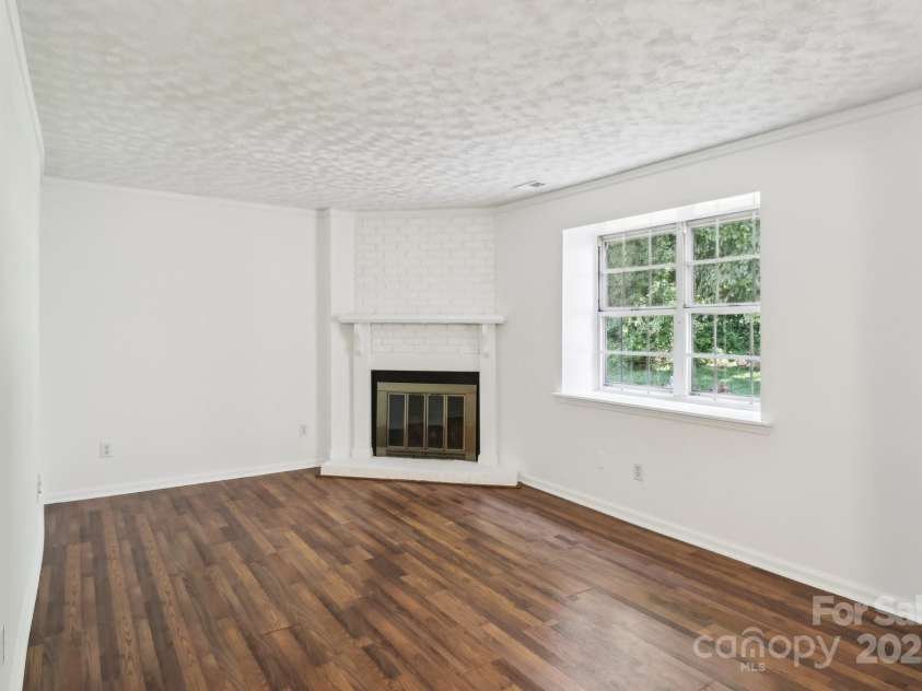 8510 Castle Pine Court, Charlotte, NC 28226.  MLS# CAR4310408, YatesRealty ID 21672. Living room