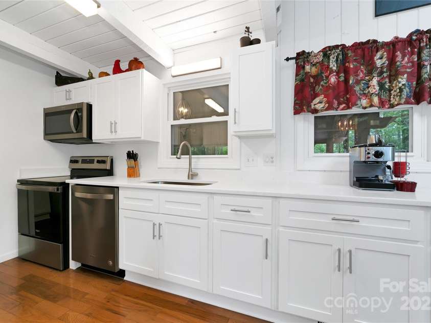 679 Soquili Drive, Brevard, NC 28712.  MLS# CAR4265115, YatesRealty ID 21674. 