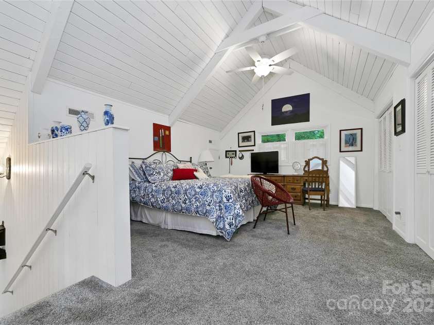 679 Soquili Drive, Brevard, NC 28712.  MLS# CAR4265115, YatesRealty ID 21674. Spacious primary bedroom with high vaulted ceilings.