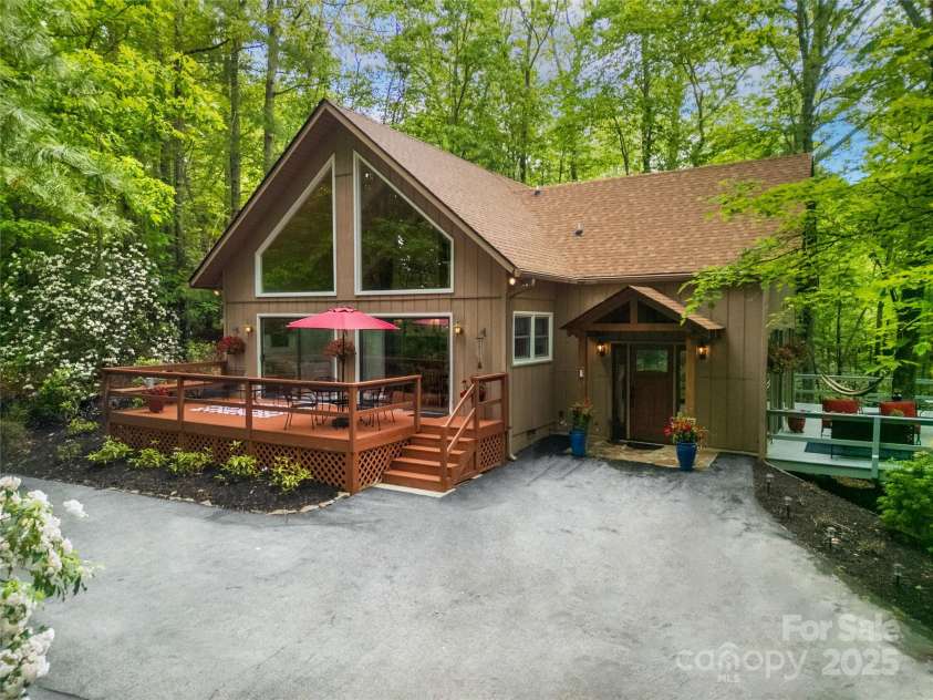 679 Soquili Drive, Brevard, NC 28712.  MLS# CAR4265115, YatesRealty ID 21674. Welcome to this Sweet Retreat!