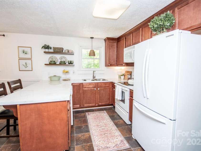 539 30th Avenue, Hickory, NC 28601.  MLS# CAR4252934, YatesRealty ID 21675. 