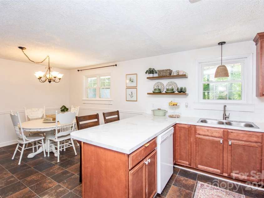 539 30th Avenue, Hickory, NC 28601.  MLS# CAR4252934, YatesRealty ID 21675. 