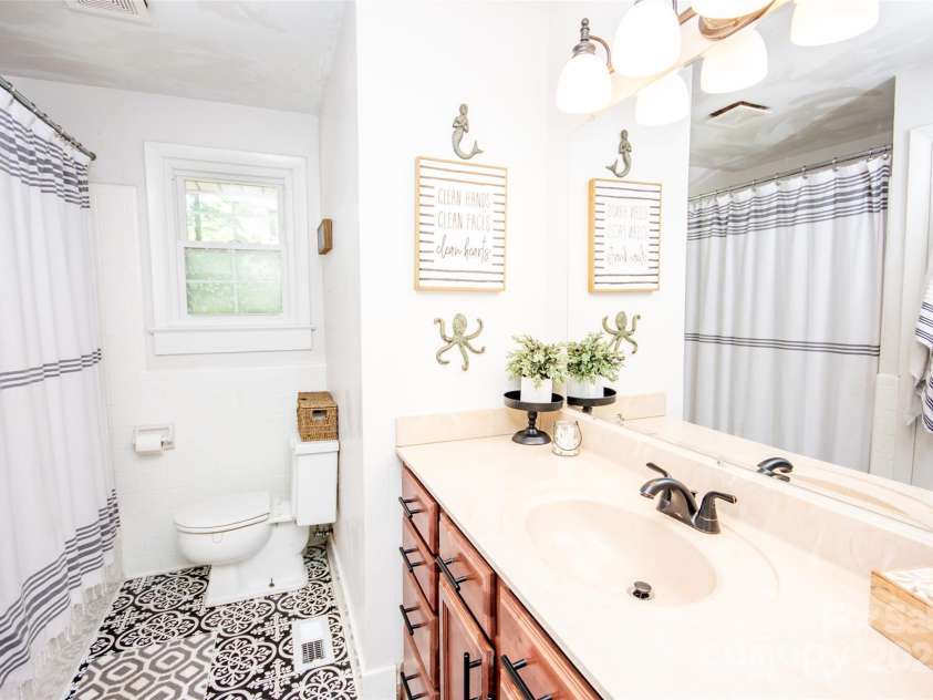 539 30th Avenue, Hickory, NC 28601.  MLS# CAR4252934, YatesRealty ID 21675. 