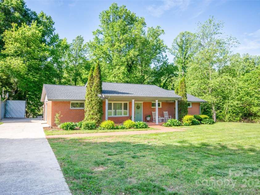 539 30th Avenue, Hickory, NC 28601.  MLS# CAR4252934, YatesRealty ID 21675. 