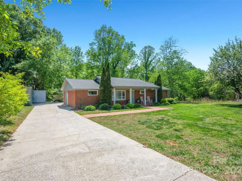539 30th Avenue, Hickory, NC 28601.  MLS# CAR4252934, YatesRealty ID 21675. 