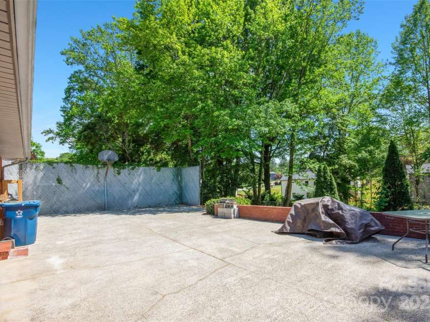 539 30th Avenue, Hickory, NC 28601.  MLS# CAR4252934, YatesRealty ID 21675. 