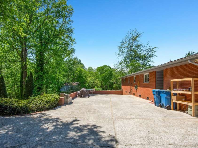 539 30th Avenue, Hickory, NC 28601.  MLS# CAR4252934, YatesRealty ID 21675. 