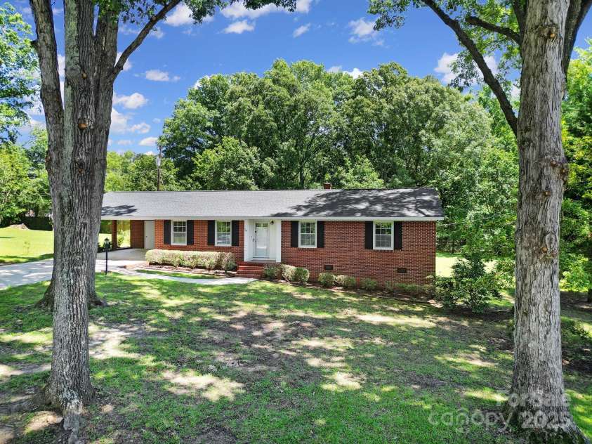 967 Hilldale Drive, Lancaster, SC 29720.  MLS# CAR4267333, YatesRealty ID 21677. 