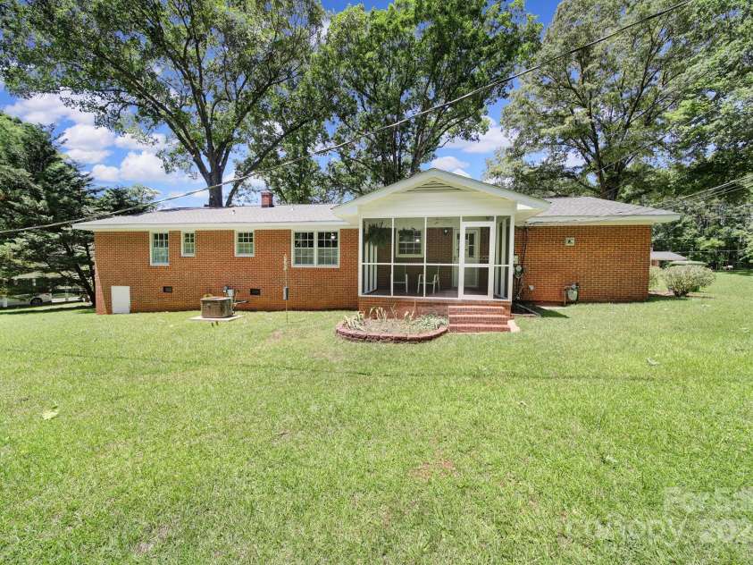 967 Hilldale Drive, Lancaster, SC 29720.  MLS# CAR4267333, YatesRealty ID 21677. 