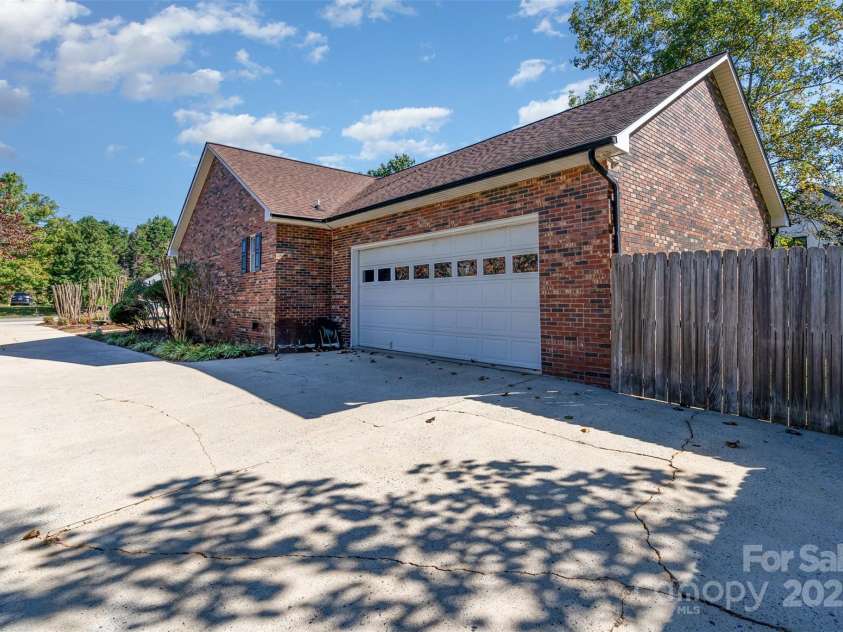 110 Robin Road, Lincolnton, NC 28092.  MLS# CAR4307556, YatesRealty ID 21678. 2 car drivewawy