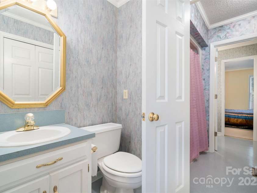 110 Robin Road, Lincolnton, NC 28092.  MLS# CAR4307556, YatesRealty ID 21678. Bathroom 2