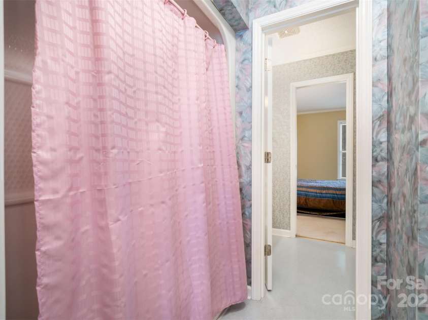110 Robin Road, Lincolnton, NC 28092.  MLS# CAR4307556, YatesRealty ID 21678. Bathroom 2