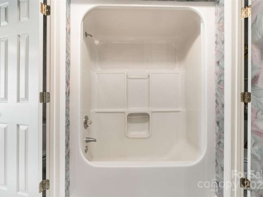 110 Robin Road, Lincolnton, NC 28092.  MLS# CAR4307556, YatesRealty ID 21678. Bathroom 2