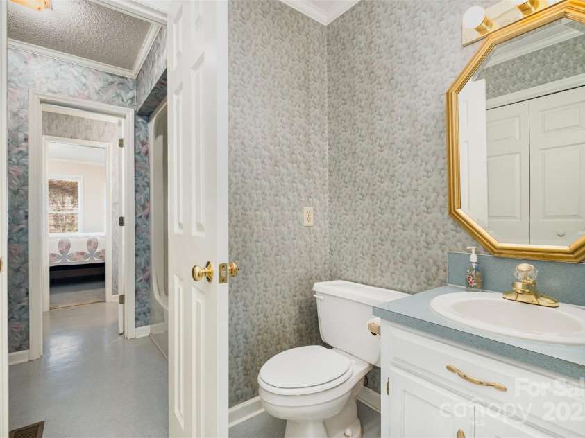 110 Robin Road, Lincolnton, NC 28092.  MLS# CAR4307556, YatesRealty ID 21678. Bathroom 2