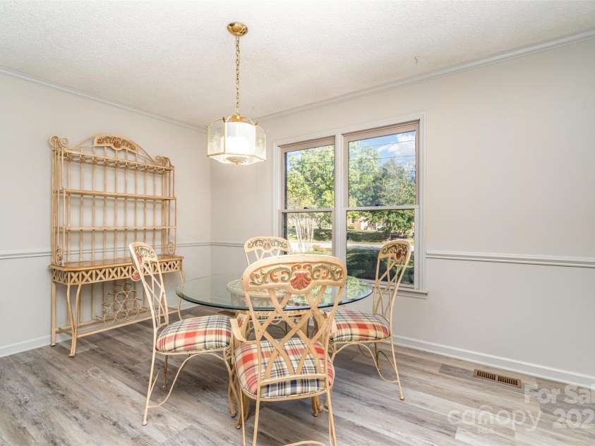 110 Robin Road, Lincolnton, NC 28092.  MLS# CAR4307556, YatesRealty ID 21678. Breakfast Nook
