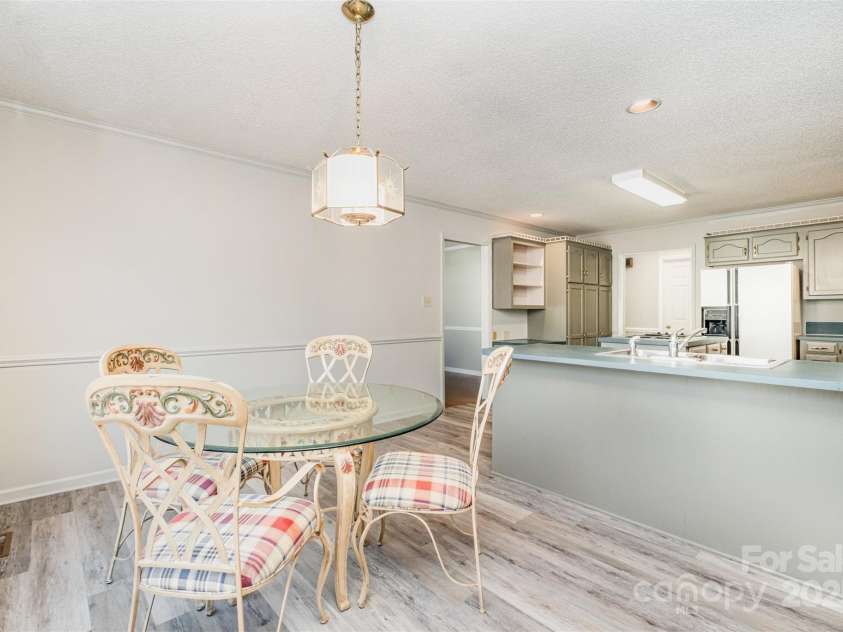 110 Robin Road, Lincolnton, NC 28092.  MLS# CAR4307556, YatesRealty ID 21678. Breakfast Nook
