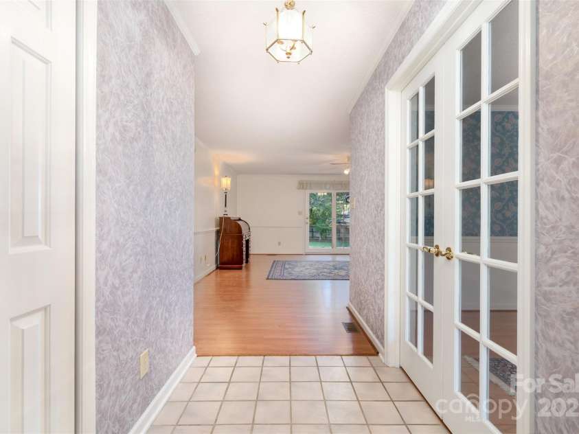 110 Robin Road, Lincolnton, NC 28092.  MLS# CAR4307556, YatesRealty ID 21678. Entryway