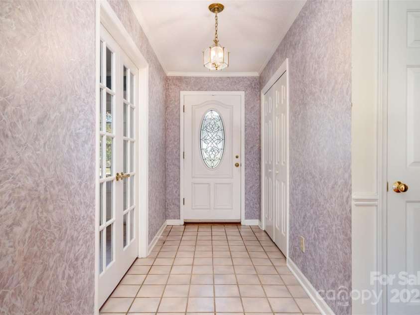 110 Robin Road, Lincolnton, NC 28092.  MLS# CAR4307556, YatesRealty ID 21678. Entryway