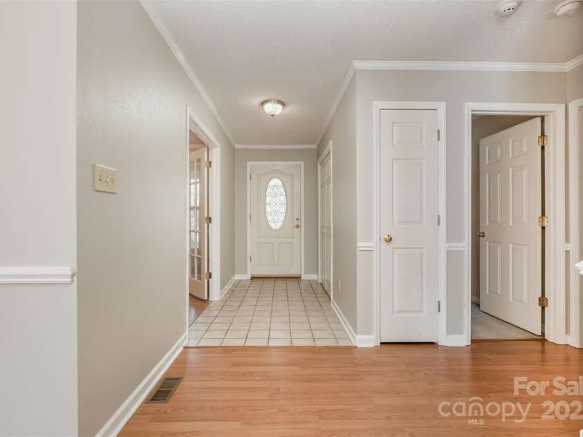 110 Robin Road, Lincolnton, NC 28092.  MLS# CAR4307556, YatesRealty ID 21678. Entryway