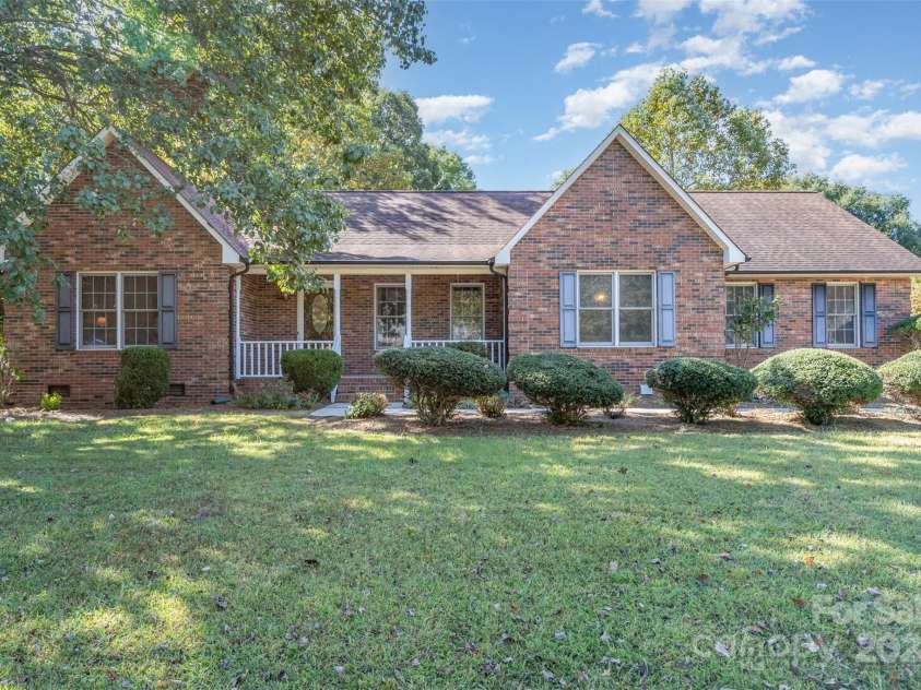 110 Robin Road, Lincolnton, NC 28092.  MLS# CAR4307556, YatesRealty ID 21678. Front Exterior