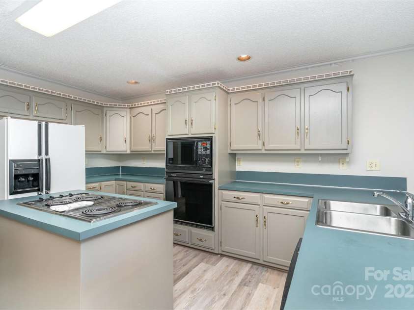 110 Robin Road, Lincolnton, NC 28092.  MLS# CAR4307556, YatesRealty ID 21678. Kitchen