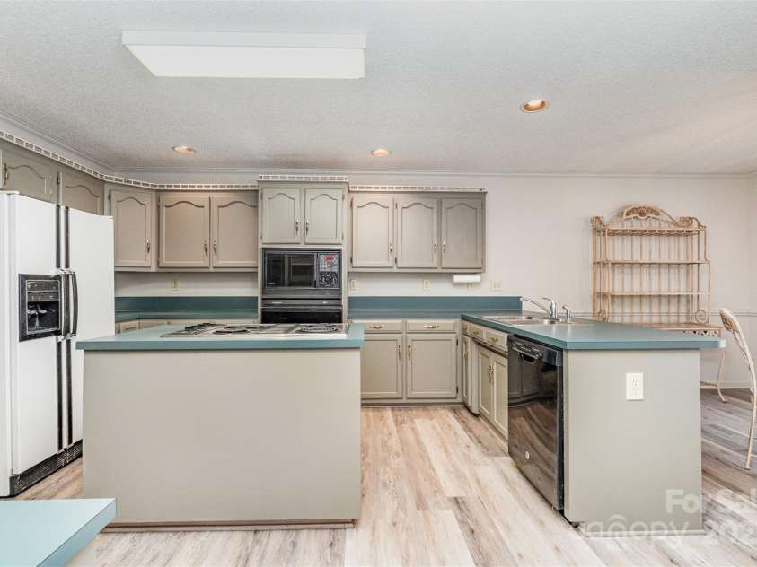 110 Robin Road, Lincolnton, NC 28092.  MLS# CAR4307556, YatesRealty ID 21678. Kitchen