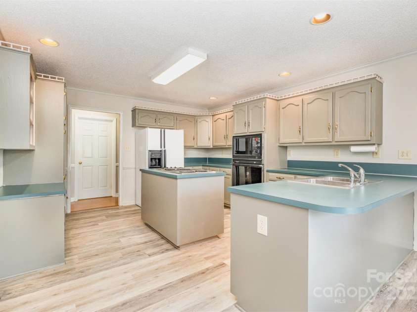110 Robin Road, Lincolnton, NC 28092.  MLS# CAR4307556, YatesRealty ID 21678. Kitchen