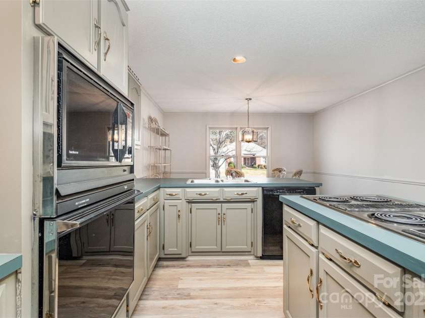 110 Robin Road, Lincolnton, NC 28092.  MLS# CAR4307556, YatesRealty ID 21678. Kitchen