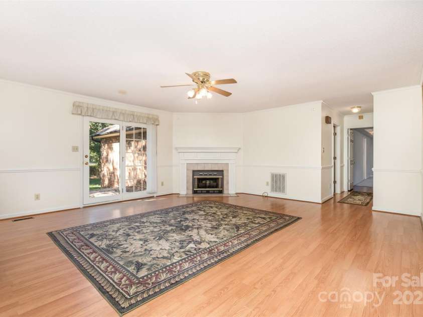 110 Robin Road, Lincolnton, NC 28092.  MLS# CAR4307556, YatesRealty ID 21678. Living Room