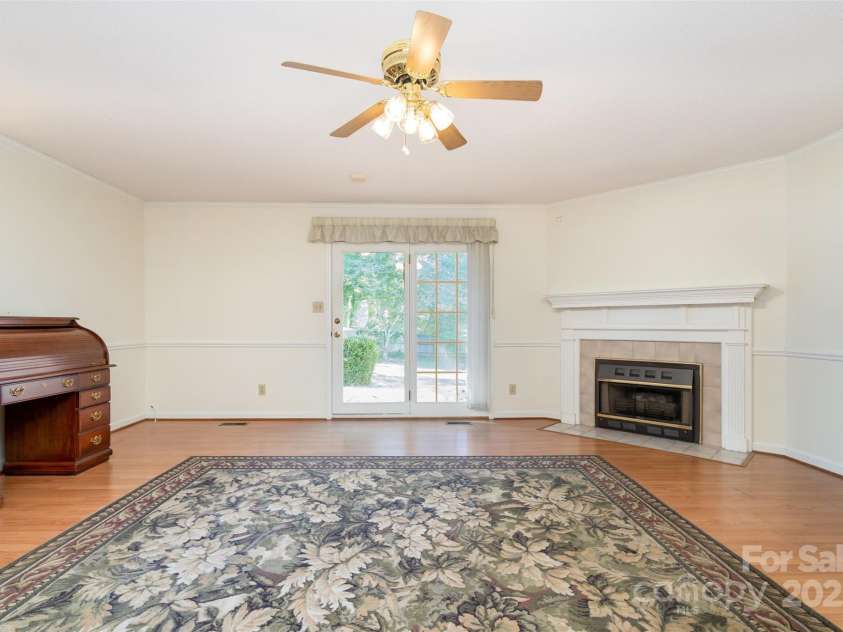 110 Robin Road, Lincolnton, NC 28092.  MLS# CAR4307556, YatesRealty ID 21678. Living Room