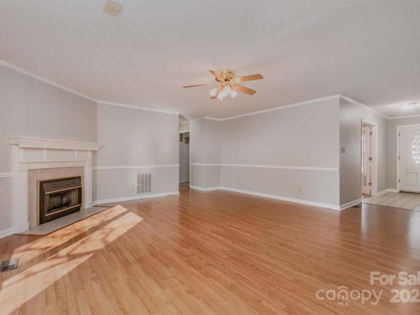 110 Robin Road, Lincolnton, NC 28092.  MLS# CAR4307556, YatesRealty ID 21678. Living Room