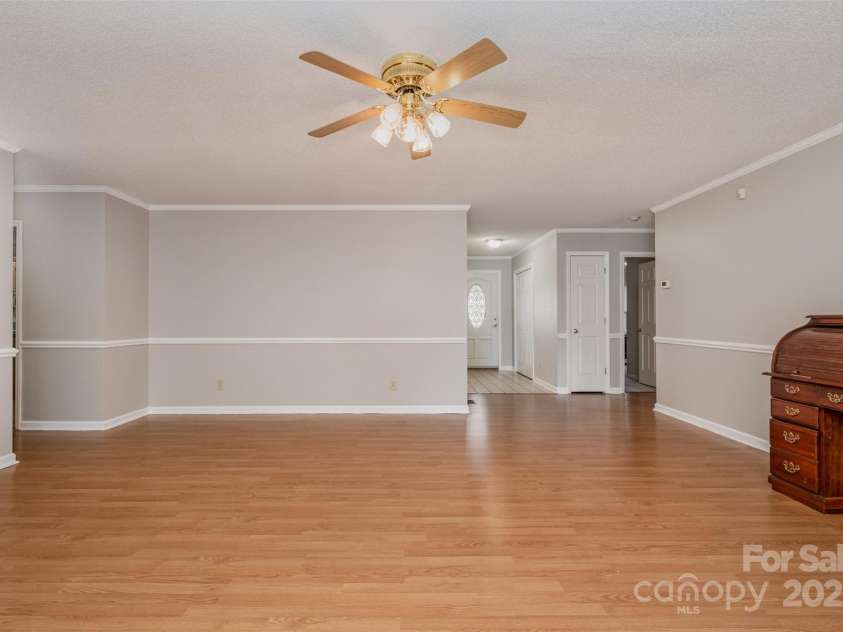 110 Robin Road, Lincolnton, NC 28092.  MLS# CAR4307556, YatesRealty ID 21678. Living Room