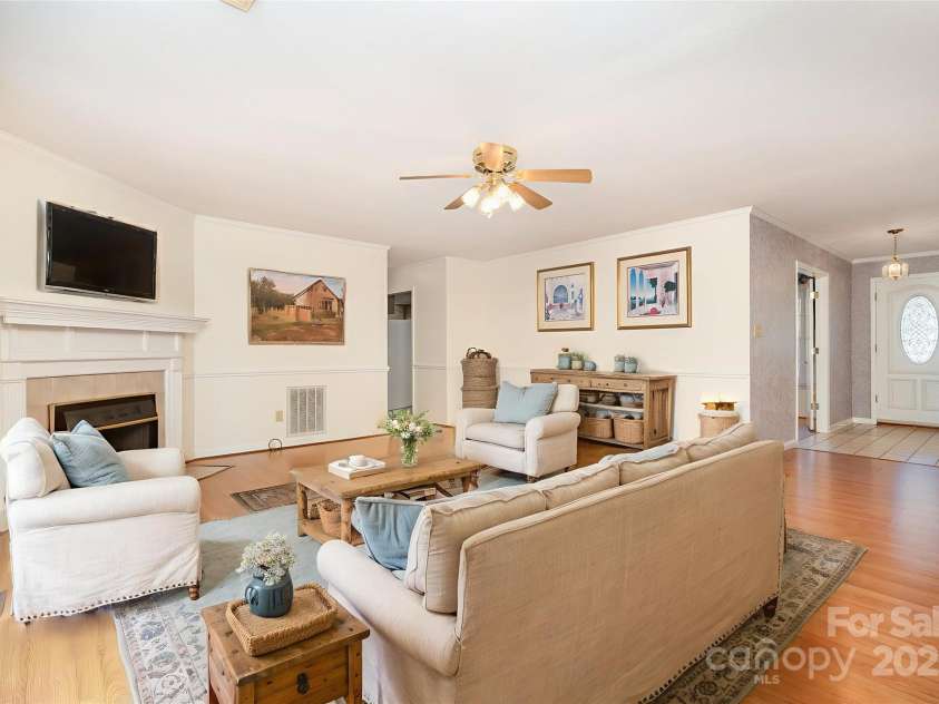 110 Robin Road, Lincolnton, NC 28092.  MLS# CAR4307556, YatesRealty ID 21678. Living Room *Virtually Staged*