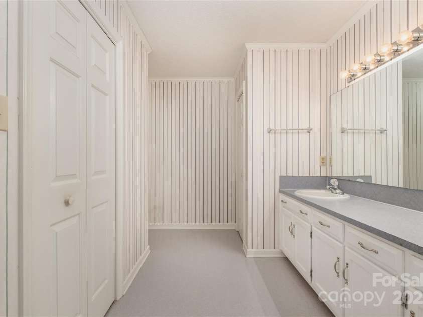 110 Robin Road, Lincolnton, NC 28092.  MLS# CAR4307556, YatesRealty ID 21678. Primary Bathroom