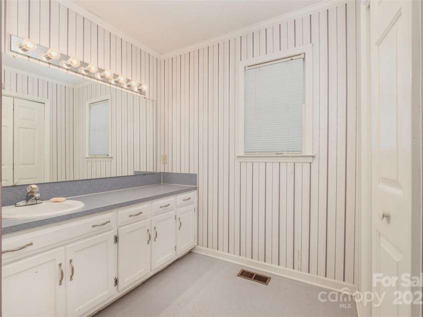 110 Robin Road, Lincolnton, NC 28092.  MLS# CAR4307556, YatesRealty ID 21678. Primary Bathroom