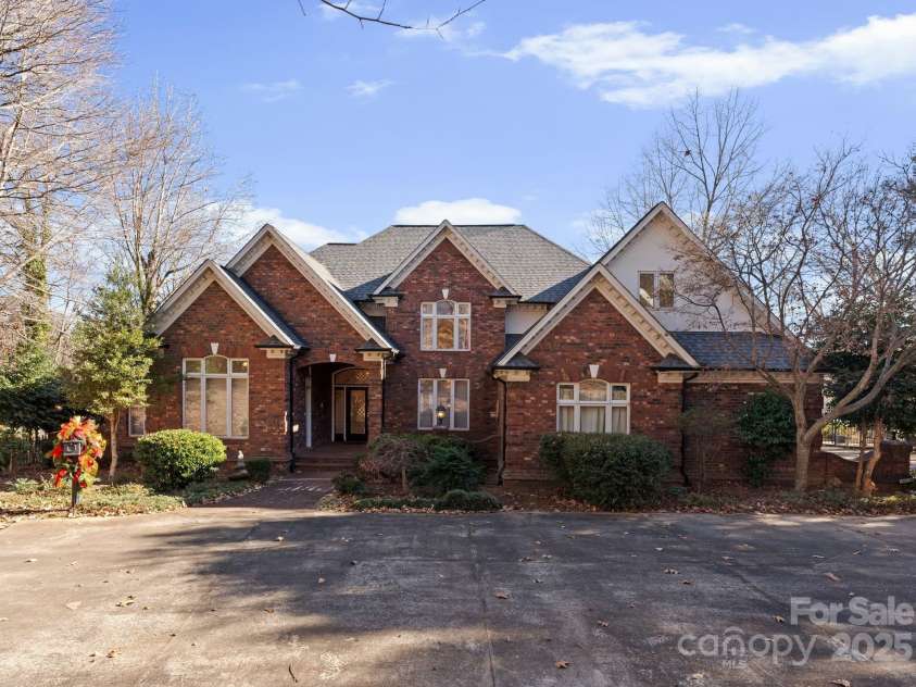 718 Eagle Point Court, Matthews, NC 28104.  MLS# CAR4330891, YatesRealty ID 2168. 