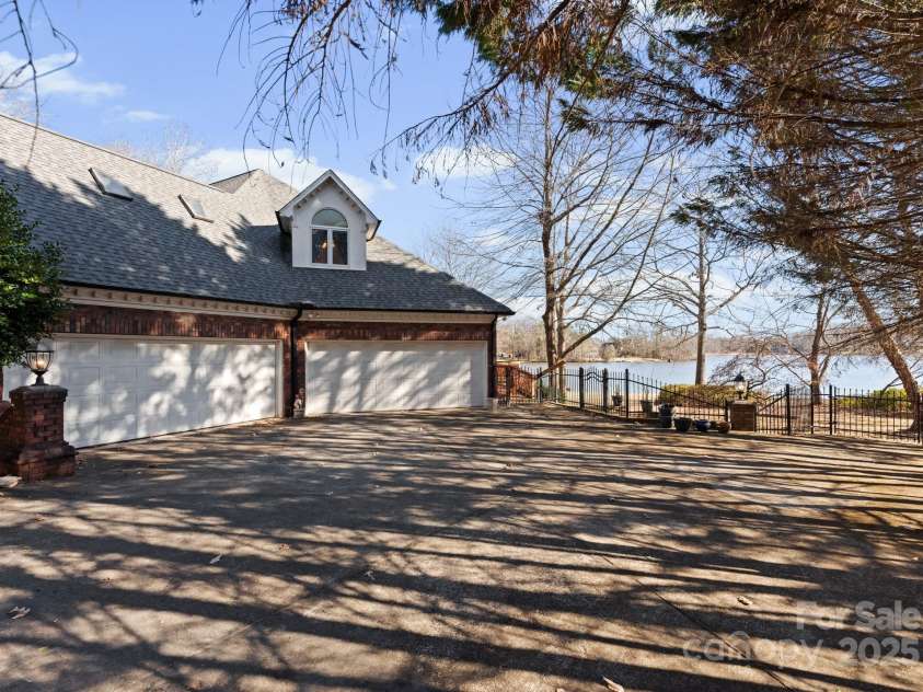 718 Eagle Point Court, Matthews, NC 28104.  MLS# CAR4330891, YatesRealty ID 2168. 