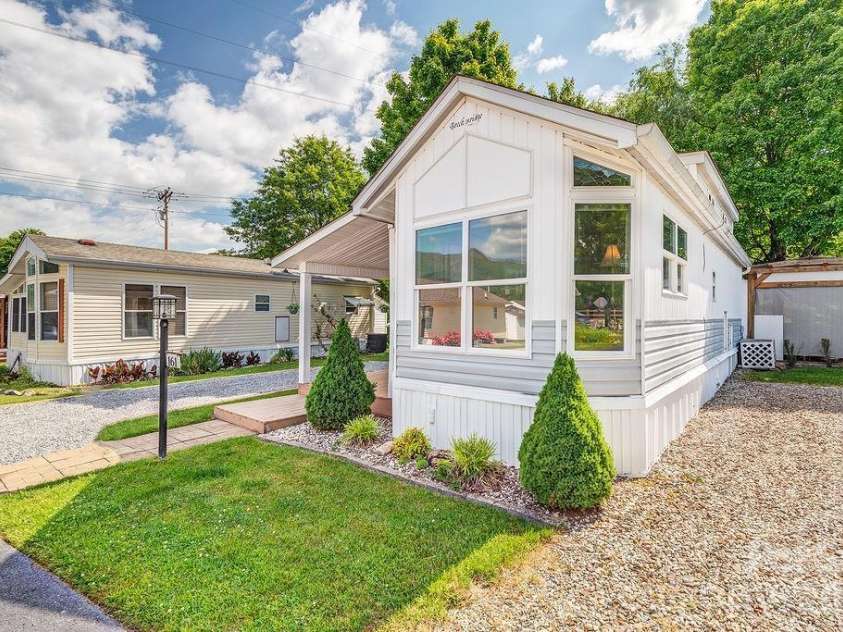 161 Summer Place Drive, Waynesville, NC 28785.  MLS# CAR4379176, YatesRealty ID 21680. 
